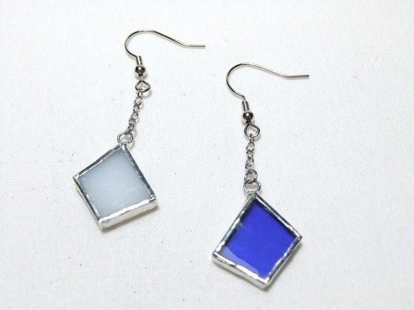 【arachan様ご予約品】揺れるステンドピアス　fragment （blue×white） 4枚目の画像