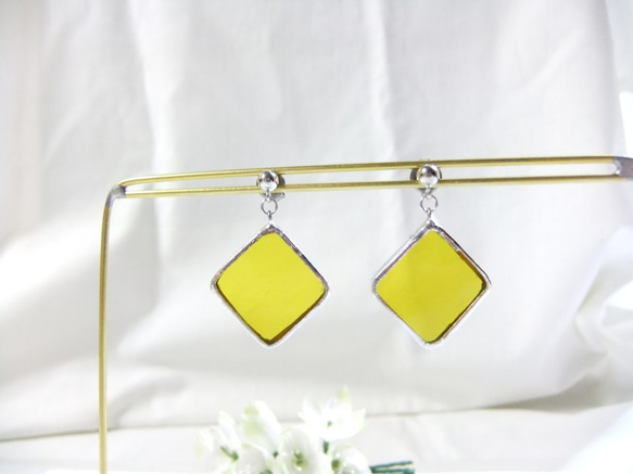 ステンドグラスピアス ＊10 colors square ＃5　saffron yellow   /イヤリング変更可　 2枚目の画像