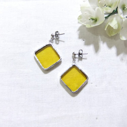 ステンドグラスピアス ＊10 colors square ＃5　saffron yellow   /イヤリング変更可　 4枚目の画像