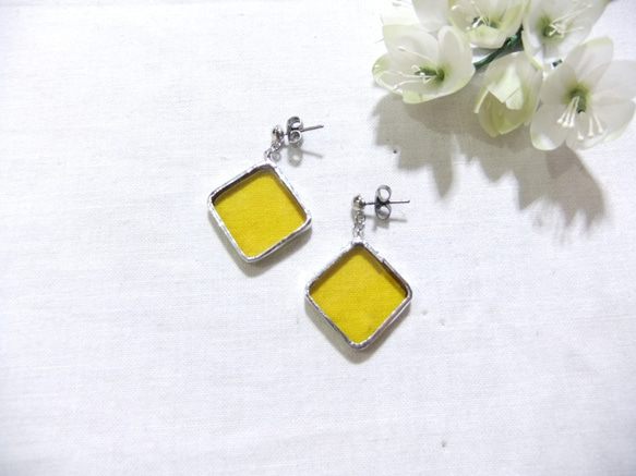 ステンドグラスピアス ＊10 colors square ＃5　saffron yellow   /イヤリング変更可　 4枚目の画像