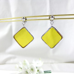 ステンドグラスピアス ＊10 colors square ＃5　saffron yellow   /イヤリング変更可　 5枚目の画像