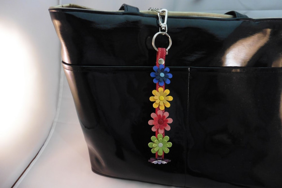カラフルな花5色のバッグや鍵用手作りハンドメイドストラップ（赤色紐） 4枚目の画像