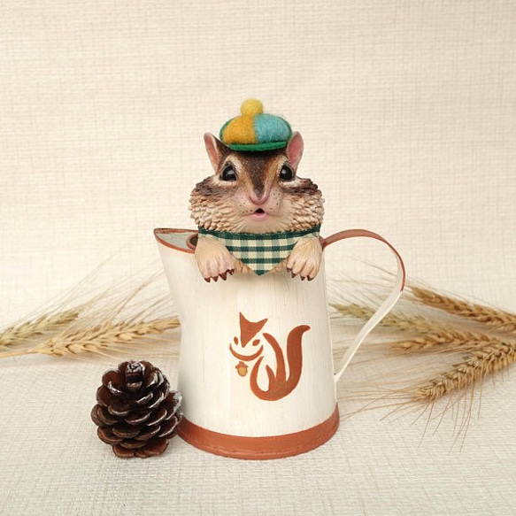 Chipmunk in a tin can, Squirrel with a lovely hat 2枚目の画像