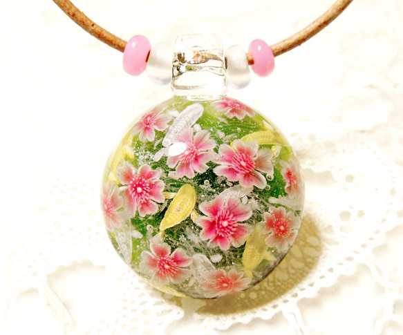 Lampwork Glass Pendant of Anemone & Butterfly, sra 第2張的照片