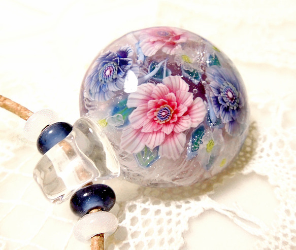 Lampwork Glass Pendant of Anemone & Butterfly, sra 第1張的照片