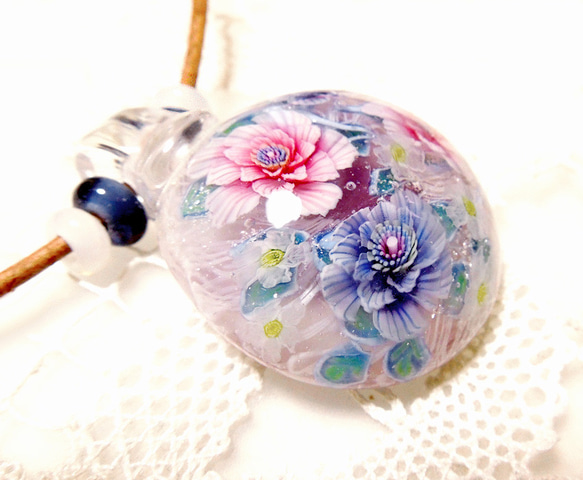 Lampwork Glass Pendant of Anemone & Butterfly, sra 第4張的照片