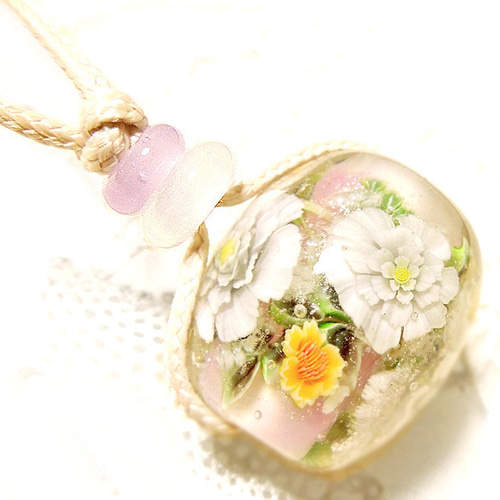 雪の中に咲く白いカメリアと黄色の花（ピンク）＞春 冬 椿 山茶花