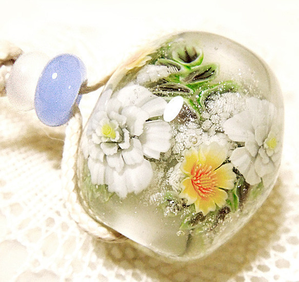 雪の中に咲く白いカメリアと黄色の花（グレー）＞春 冬 椿 山茶花