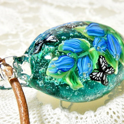 Lampwork Glass Pendant of Gentian Flower & Butterfly, sra 第1張的照片