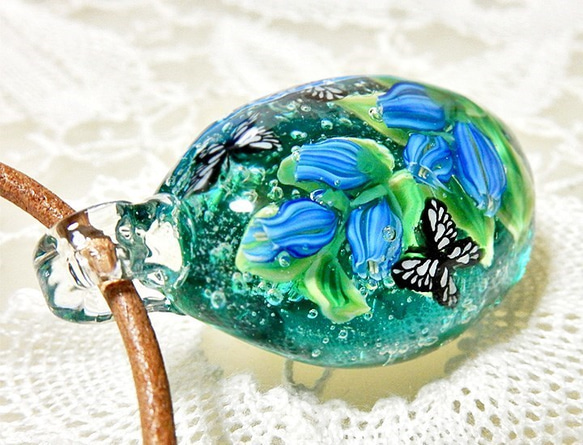 Lampwork Glass Pendant of Gentian Flower & Butterfly, sra 第1張的照片