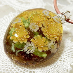 Lampwork Glass Pendant of Yellow & White Chrythanthemum sra 第3張的照片