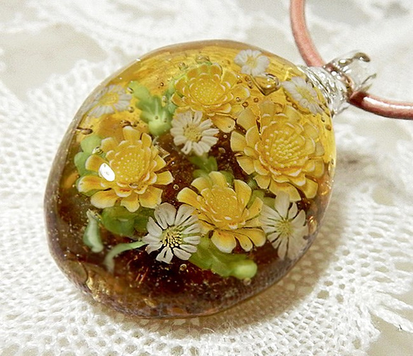 Lampwork Glass Pendant of Yellow & White Chrythanthemum sra 第3張的照片