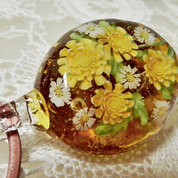 Lampwork Glass Pendant of Yellow & White Chrythanthemum sra 第4張的照片