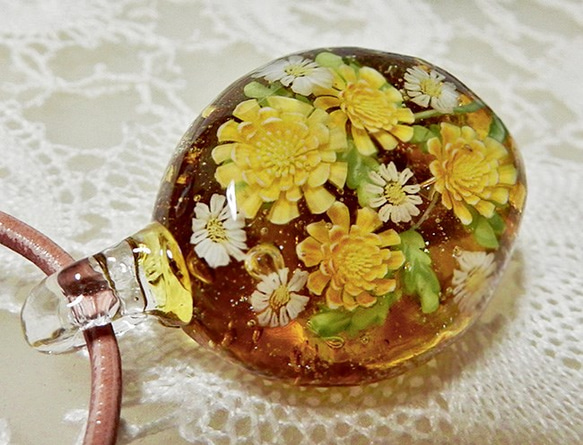 Lampwork Glass Pendant of Yellow & White Chrythanthemum sra 第4張的照片