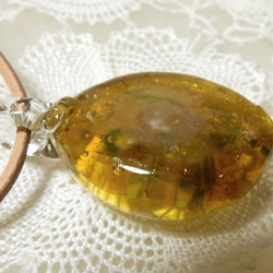 Lampwork Glass Pendant of Yellow & White Chrythanthemum sra 第5張的照片