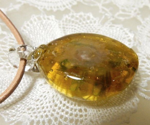 Lampwork Glass Pendant of Yellow & White Chrythanthemum sra 第5張的照片