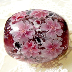 ＜桜と金魚のとんぼ玉(赤紫）＞　ランチュウ　サクラ　ガラス　革紐 1枚目の画像