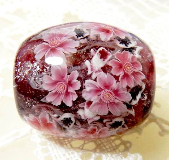 ＜桜と金魚のとんぼ玉(赤紫）＞　ランチュウ　サクラ　ガラス　革紐 2枚目の画像