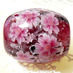 ＜桜と金魚のとんぼ玉(赤紫）＞　ランチュウ　サクラ　ガラス　革紐 3枚目の画像