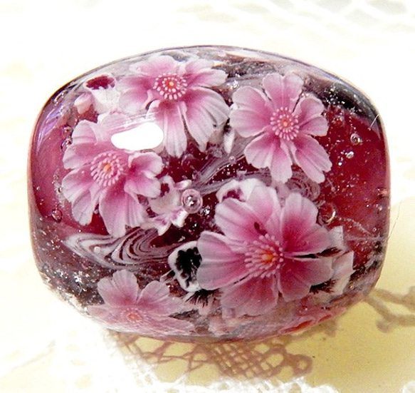 ＜桜と金魚のとんぼ玉(赤紫）＞　ランチュウ　サクラ　ガラス　革紐 3枚目の画像