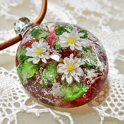 Lampwork Glass Pendant of White Flowers & Snowflakes sra 第1張的照片