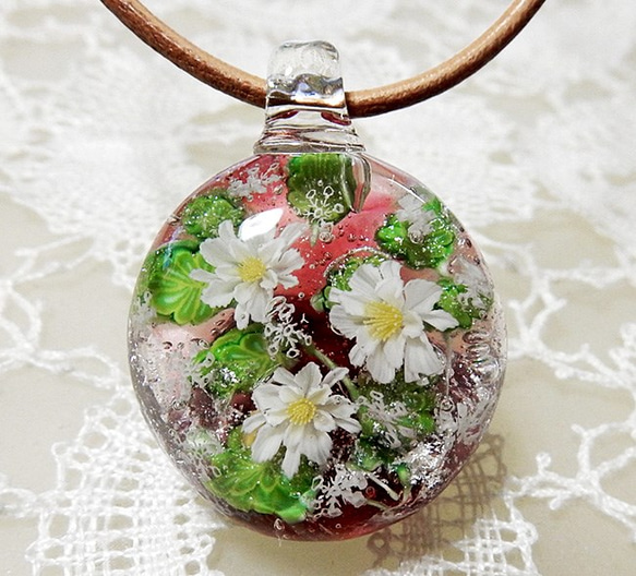 Lampwork Glass Pendant of White Flowers & Snowflakes sra 第2張的照片