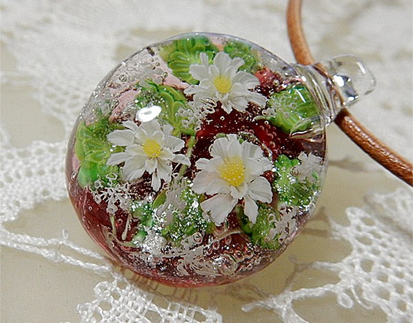 Lampwork Glass Pendant of White Flowers & Snowflakes sra 第3張的照片