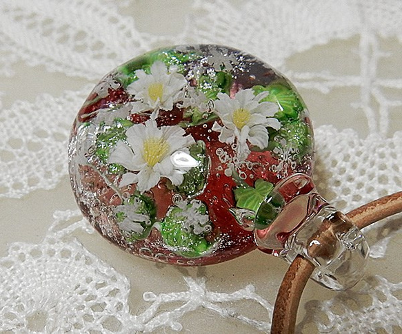 Lampwork Glass Pendant of White Flowers & Snowflakes sra 第4張的照片