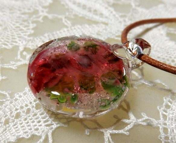 Lampwork Glass Pendant of White Flowers & Snowflakes sra 第5張的照片