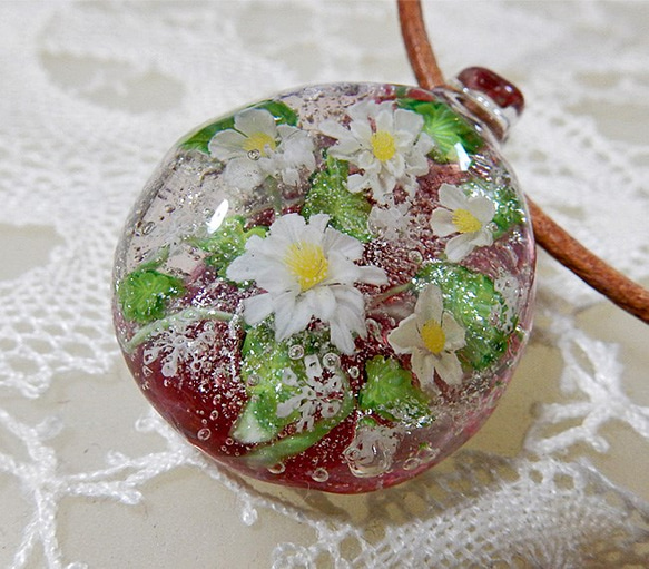 ＜白いお花と雪の結晶とんぼ玉ドロップペンダント　ピンク２＞　クリスマス　冬　雪　　ガラス　革紐 3枚目の画像