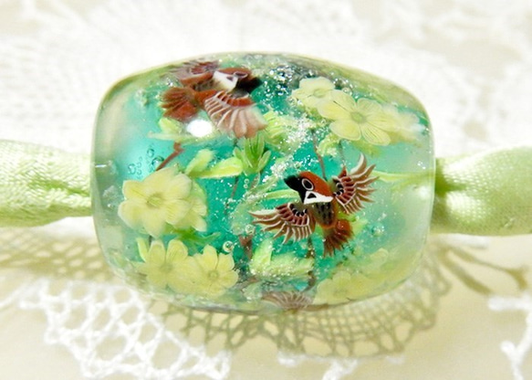 Necklace of Winter Jasmine Flower & Sparrow Bird Glass Bead 第4張的照片