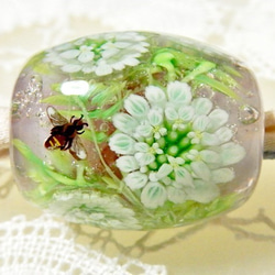 Necklace of Garden Candytuft Flower & Bee Glass Bead 第2張的照片