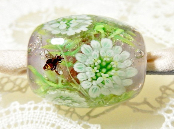 Necklace of Garden Candytuft Flower & Bee Glass Bead 第2張的照片