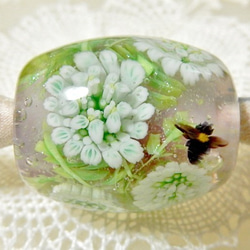 Necklace of Garden Candytuft Flower & Bee Glass Bead 第5張的照片