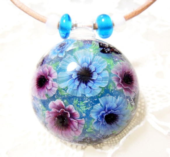 Lampwork Glass Pendant of Anemone & Butterfly, sra 第2張的照片