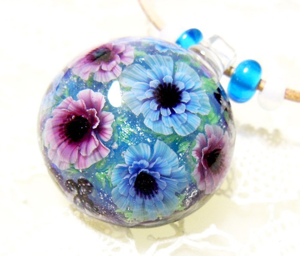 Lampwork Glass Pendant of Anemone & Butterfly, sra 第3張的照片