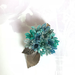 【Atelier Amie】再販＊紫陽花(アジサイ)ブローチ クリスタルガラスビーズ使用 2枚目の画像