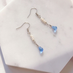 透明な青いガラスの小滴、小さな真珠、電気メッキされた金属のイヤリング、イヤーフック、小さな贈り物 1枚目の画像