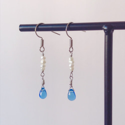 透明な青いガラスの小滴、小さな真珠、電気メッキされた金属のイヤリング、イヤーフック、小さな贈り物 2枚目の画像