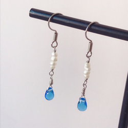 透藍琉璃水滴・小珍珠・電鍍金屬耳環  耳鈎 小禮物 第3張的照片