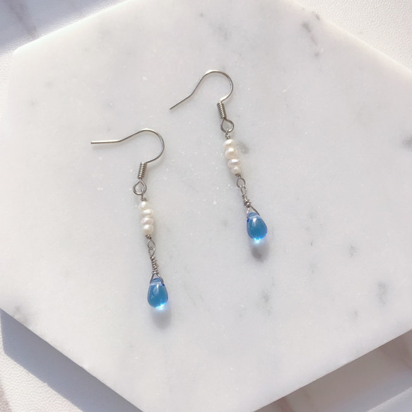 透藍琉璃水滴・小珍珠・電鍍金屬耳環  耳鈎 小禮物 第4張的照片