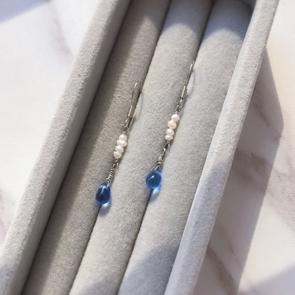 透明な青いガラスの小滴、小さな真珠、電気メッキされた金属のイヤリング、イヤーフック、小さな贈り物 5枚目の画像