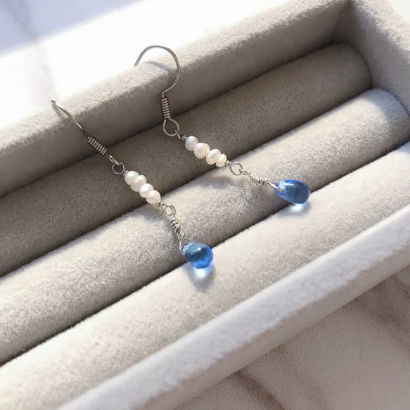 透明な青いガラスの小滴、小さな真珠、電気メッキされた金属のイヤリング、イヤーフック、小さな贈り物 6枚目の画像