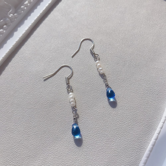 透藍琉璃水滴・小珍珠・電鍍金屬耳環  耳鈎 小禮物 第7張的照片