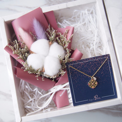 【雲石紋大禮盒】貴族乾燥棉花束 + 鏤空花鋯石項鍊 第1張的照片