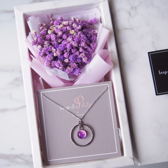 【雲石紋禮盒套裝】紫色乾燥滿天星花束 + 夢幻水晶膠鍍銠項鍊 第1張的照片