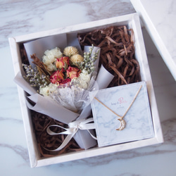 [Temperament Bouquet Gift Box Set]ドライレッドローズパールムーンゴールドメッキネックレス 1枚目の画像