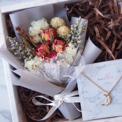 【氣質花束禮盒套裝】乾燥紅玫瑰花 珍珠月亮鍍金項鍊 第2張的照片