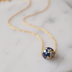 精緻日本風・燙貼櫻花深藍圓珠・鍍金項鍊 (45cm) 第2張的照片