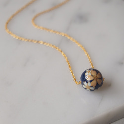 精緻日本風・燙貼櫻花深藍圓珠・鍍金項鍊 (45cm) 第3張的照片